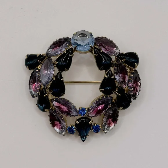 VINTAGE Duo Tone Crystal Wreath Brooch - Picture 7 of 10